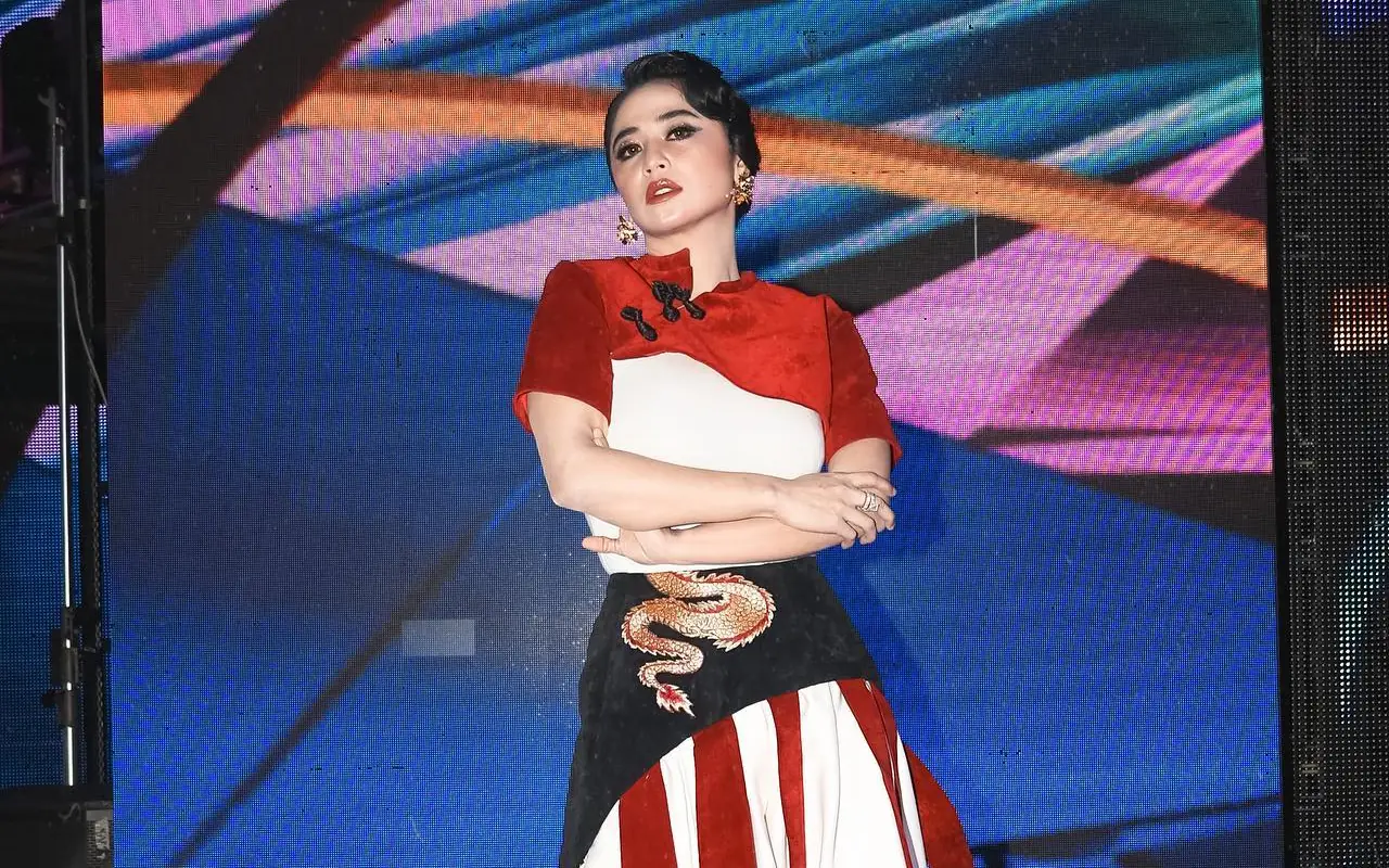 Datang di Pernikahan Anak Hotman Paris Sendirian, Dewi Perssik Jawab Dugaan Putus