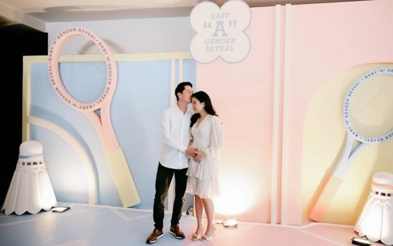 Kevin Sanjaya Elus Hingga Cium Baby Bump Valencia Tanoe Saat Foto di Spot Romantis Penuh Kenangan