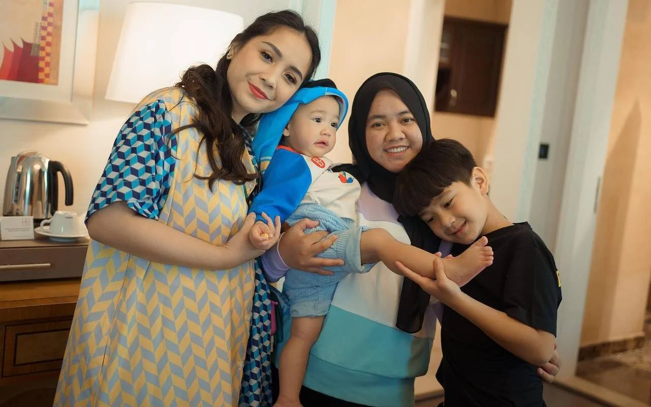 Rafathar dan Rayyanza Antusias Sambut Kedatangan Nagita Slavina, OOTD Mbak Lala Kena Sentil