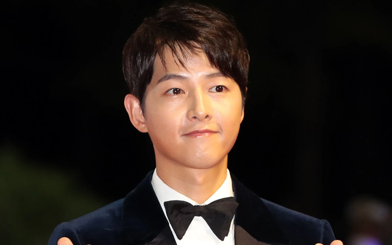 Song Joong Ki Mudik ke Korea Tanpa Istri dan Anak, Anjing Peliharaan Bikin Salfok