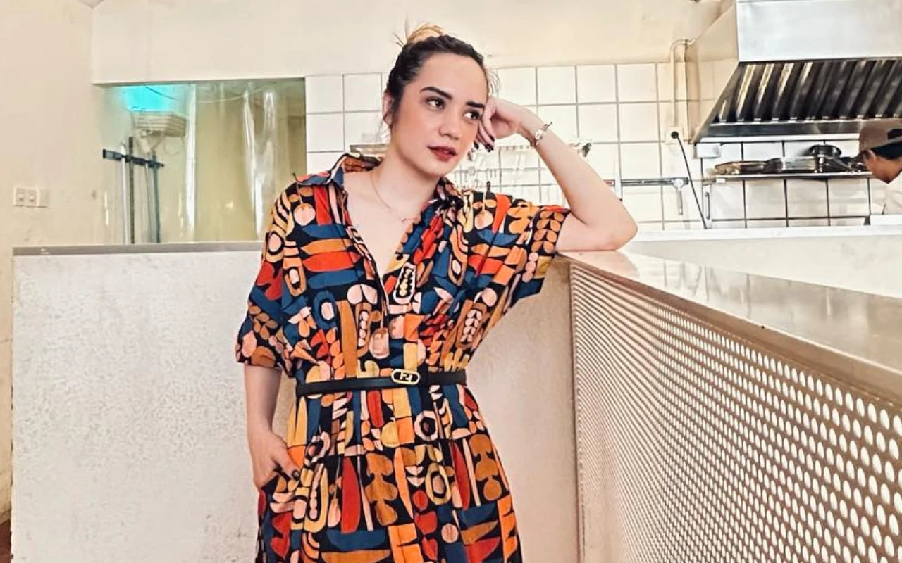 BTS Pemotretan Putri Anne Pakai Crop Top Curi Perhatian
