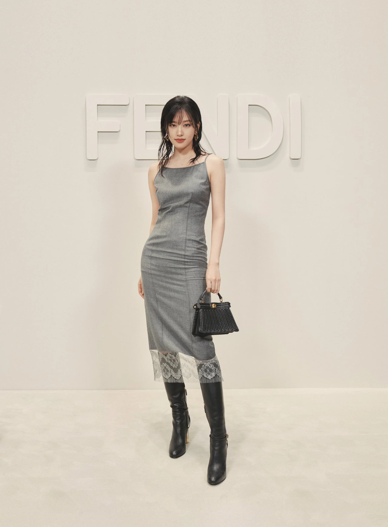 Ahn Yujin IVE Bikin Kesensem Tampil Dengan Gaya Potongan Shaggy di Acara Fashion Show