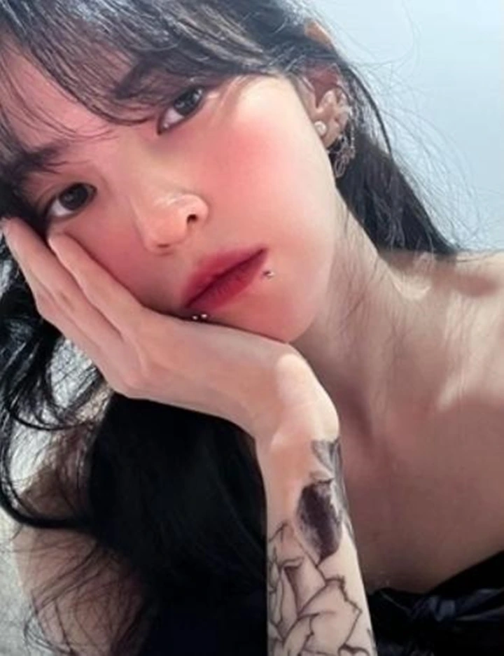 Han So Hee Beri Kesan Sangar Pamer Tindikan Bibir dan Tato di Foto Terbaru