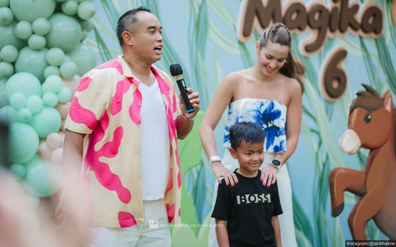 Nia Ramadhani Peluk dan Pangku Anak Yatim, Magika Sang Putra Cemburu Hingga Nangis