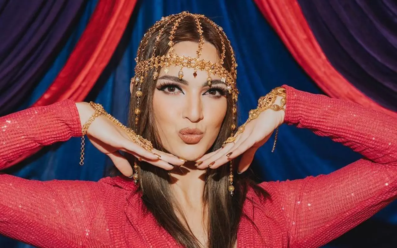 Hadiri Kondangan, Nia Ramadhani Tampil Seksi dengan Dress Belahan Menjulang