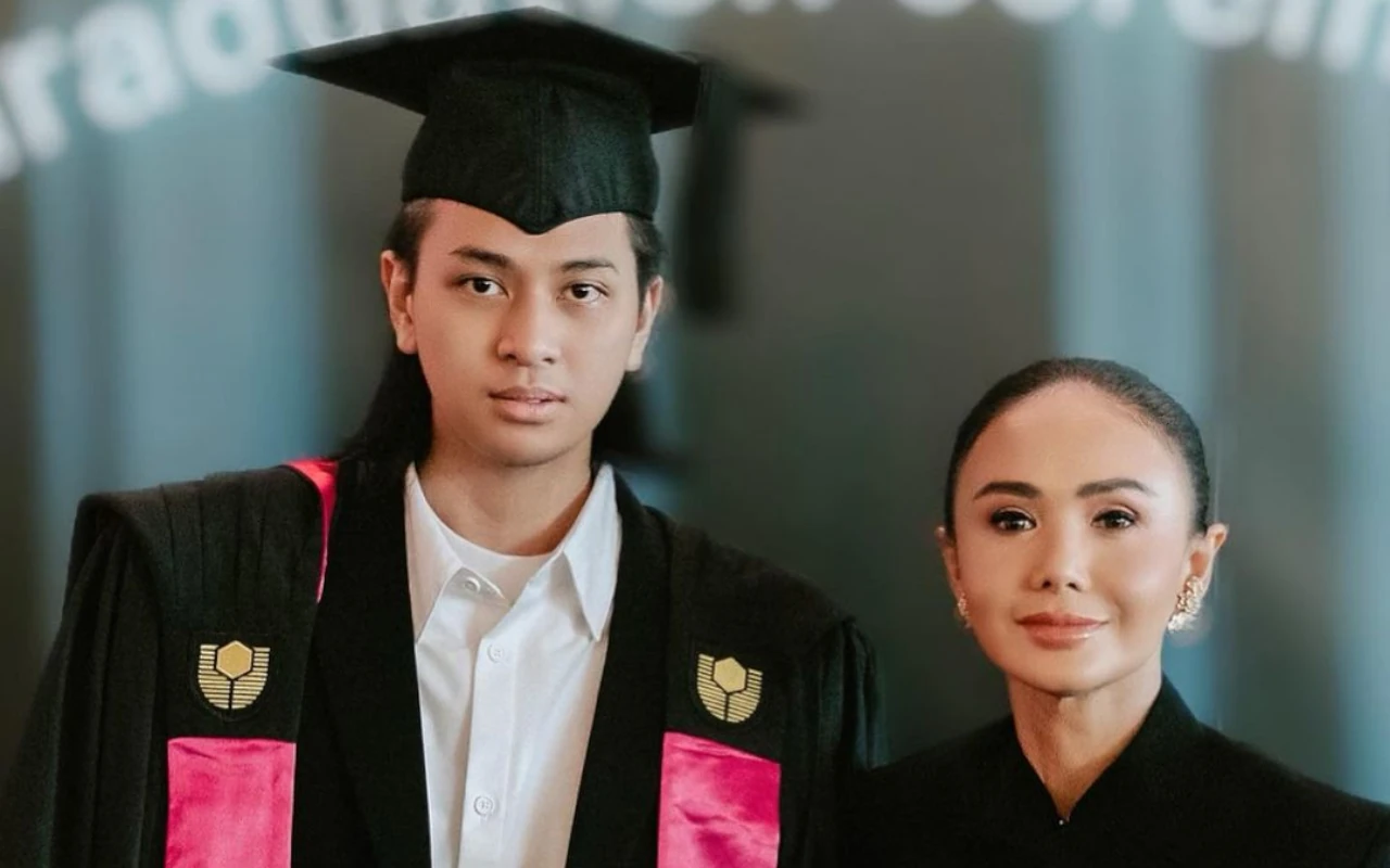 Yuni Shara Temani Putra Tampan Saat Wisuda, Foto Berdua Curi Atensi