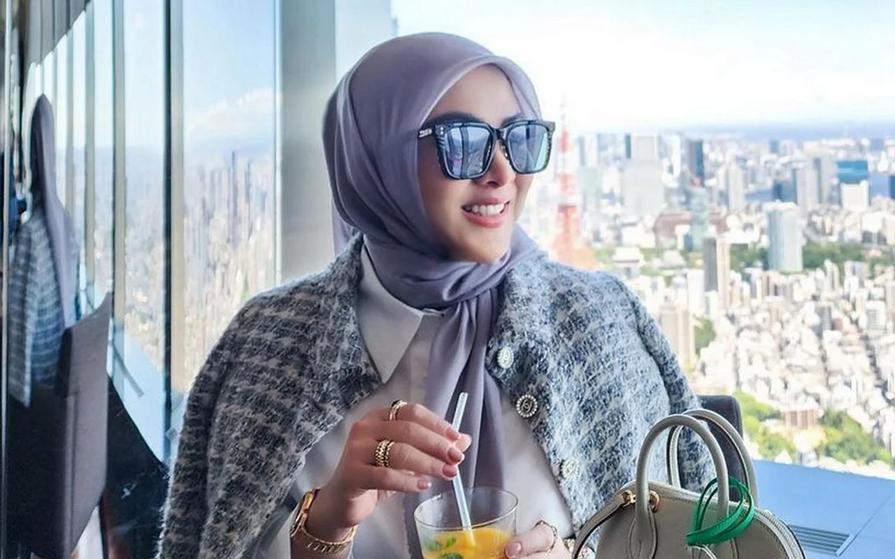 Syahrini Tampil Stunning Pakai Sepatu Hermes, Pose Duduk Dinilai Kurang Etis