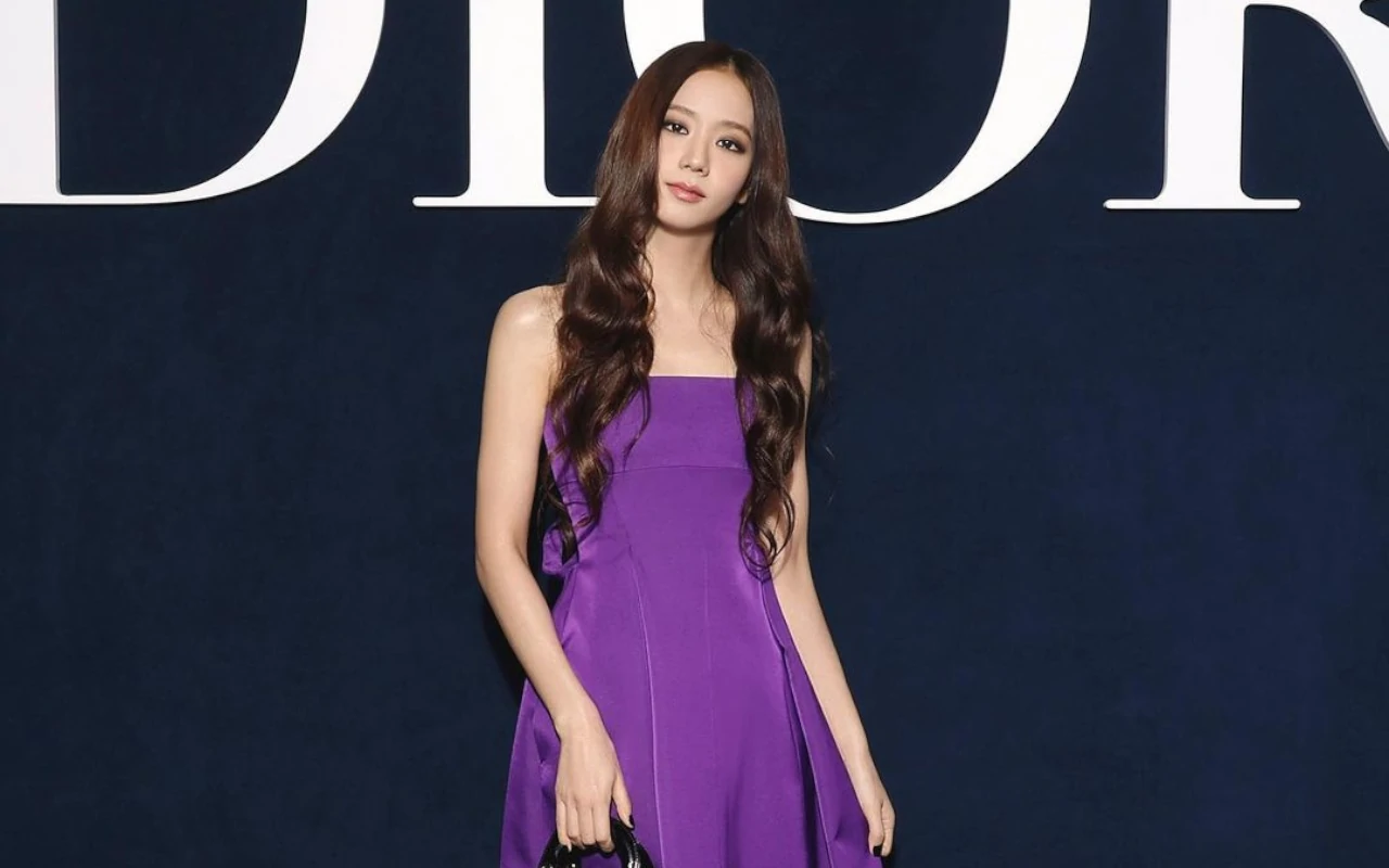 Pangling, Jisoo BLACKPINK Tampil Boyish di Paris Fashion Week