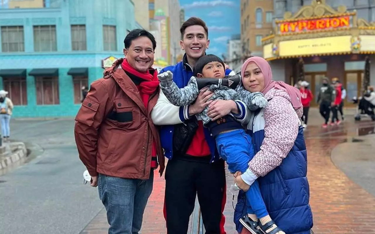 Verrell Bramasta dan Ibu Tiri Kompak Pamer Ivan Fadilla Lulus S2 dengan Nilai Sangat Memuaskan