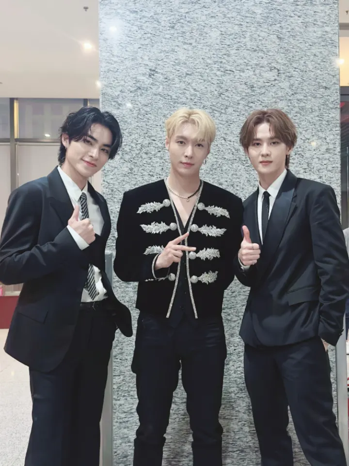 Lay Zhang EXO bersama Kun dan Xiaojun WavV/NCT