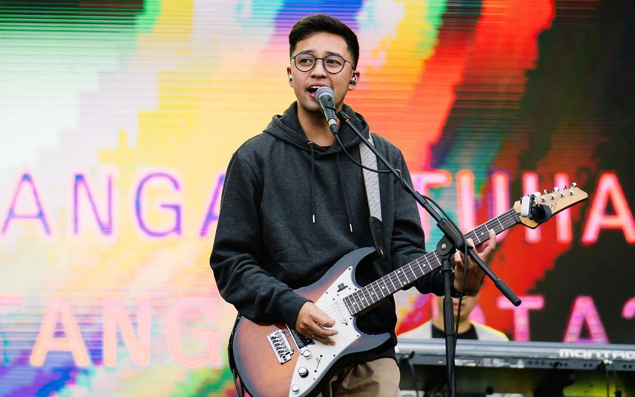 Ezra Umumkan Hengkang dari HIVI! Disambut Tangis Fans, Alasannya Justru Bikin Kagum