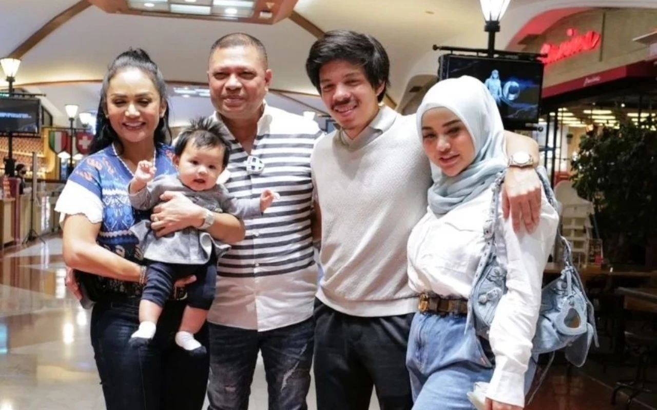 Raul Lemos Hati-hati Sebelum Manjakan Ameena, Momen Minta Izin ke Aurel Hermansyah Disorot