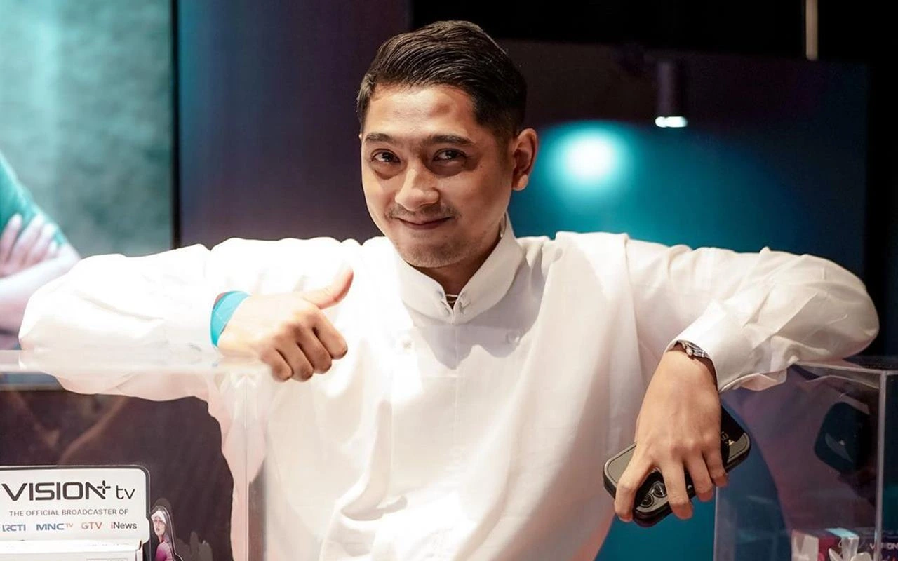 Dikira Kebanting, Arya Saloka Pamer Visual Tampan Ala Anak CEO di 'Gadis Kretek'