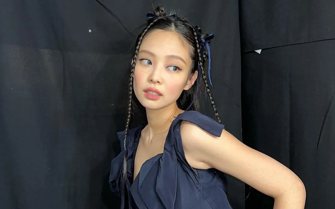 Jennie BLACKPINK Bak 2 Orang Beda Kala Berangkat & Dalam Pesawat Menuju Paris Fashion Week