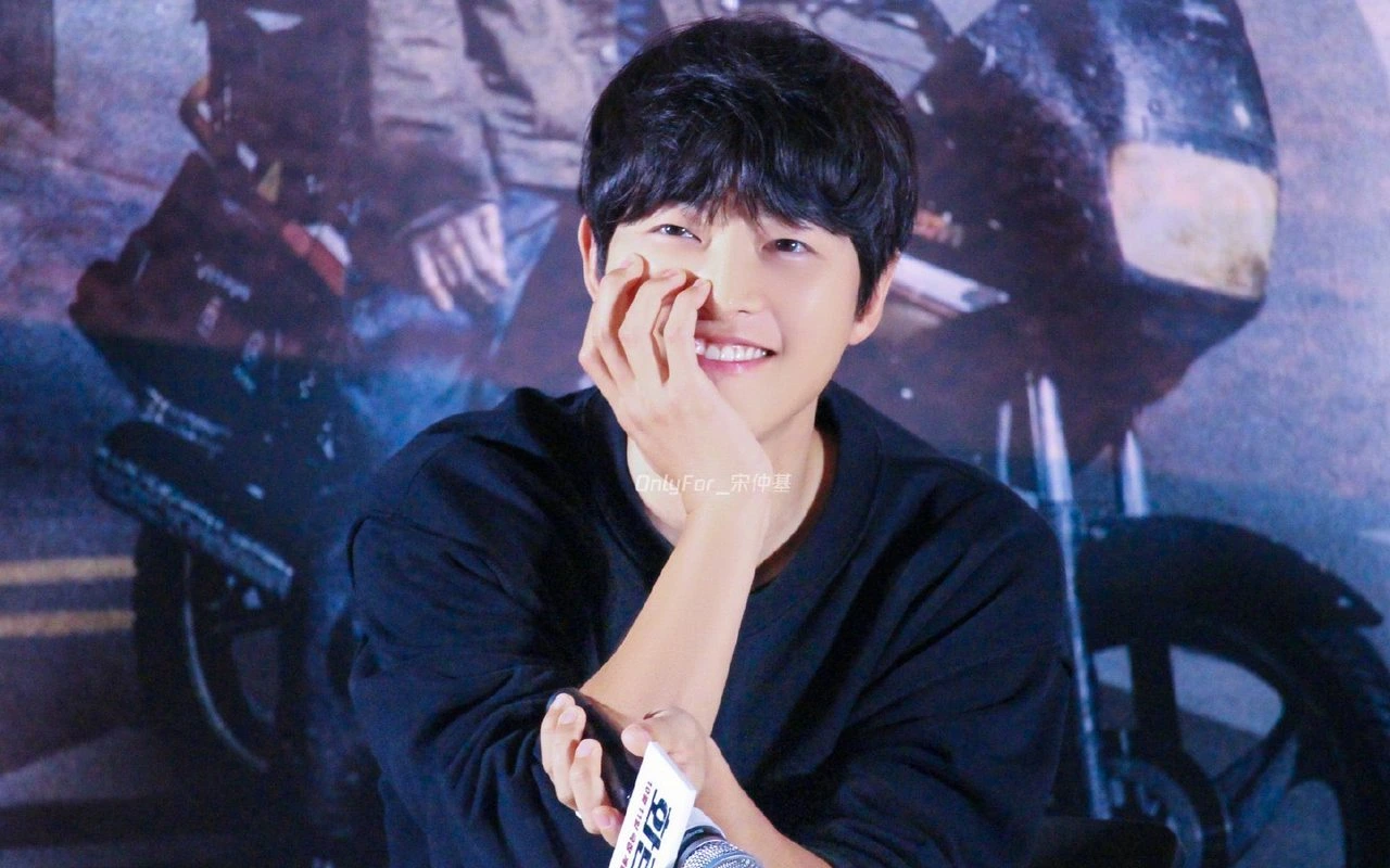 Sang Istri Bikin Dirinya Banyak Berubah, Song Joong Ki Masih Tak Percaya Sudah Jadi Ayah