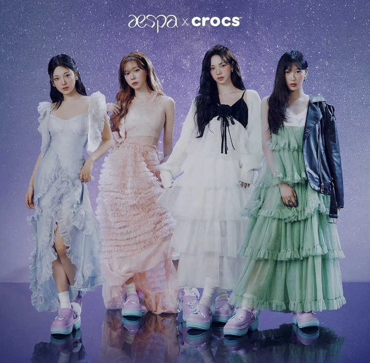 aespa Padukan Gaya Elegan dan Santai Bikin Crocs Bak Sepatu Mewah