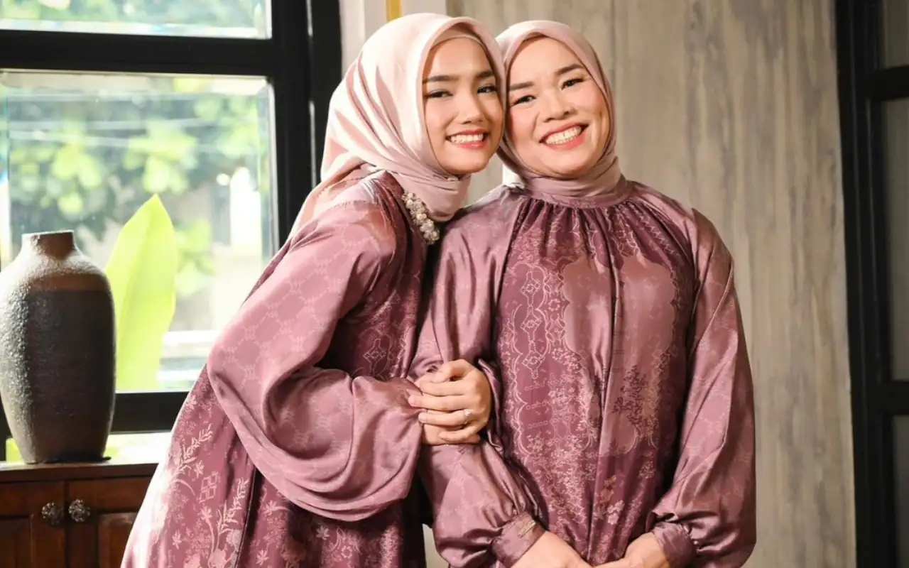 TikTok Shop Ditutup, Fuji An Hibur dan Kuatkan Sang Ibu Dengan Buket Uang