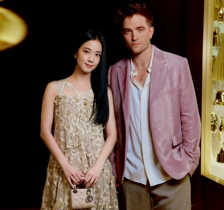 Jisoo BLACKPINK dan Robert Pattinson 1 frame