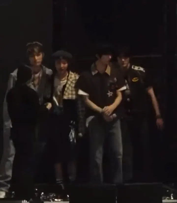 Renjun NCT dan Mingi ATEEZ rangkulan