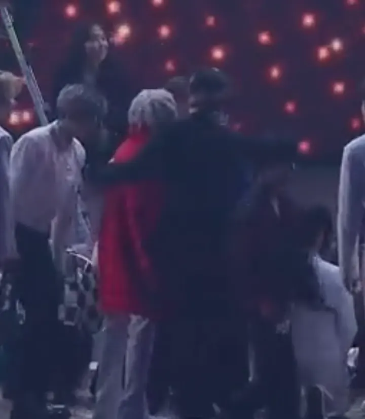 Choi Hyun Suk TREASURE dan Mingi ATEEZ rangkulan