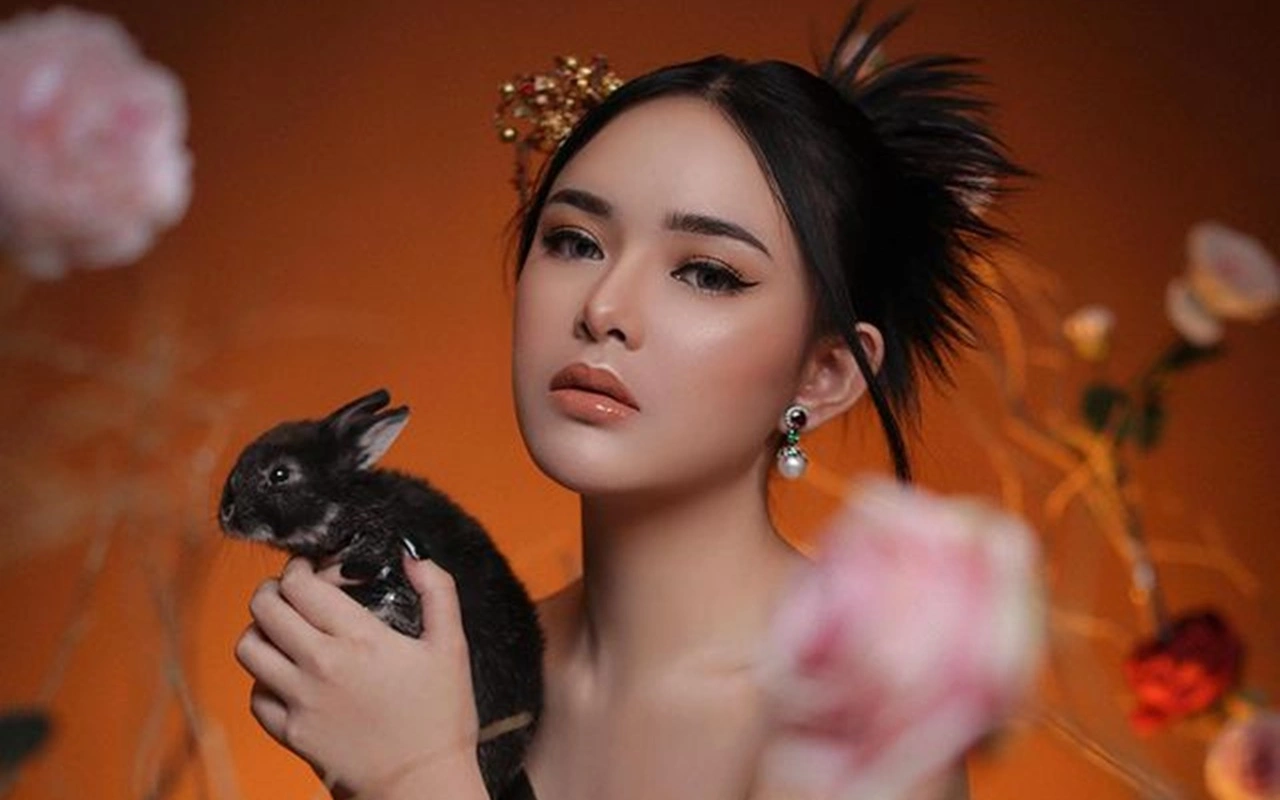 Amanda Manopo Tampil Seksi Dengan Hooded Dress dan Makeup Bold Di Premier Film Baru