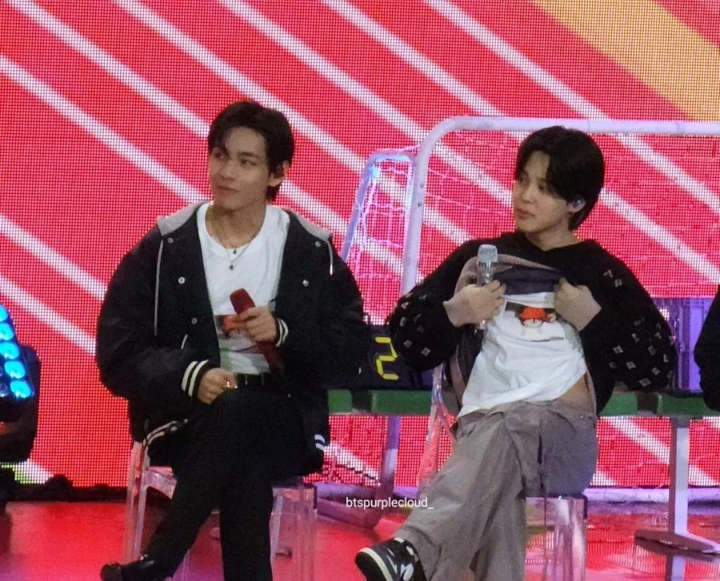 V Kedatangan Bintang Tamu Jimin BTS di Fanmeet \'(V)ICNIC\', Baju Couple Curi Fokus