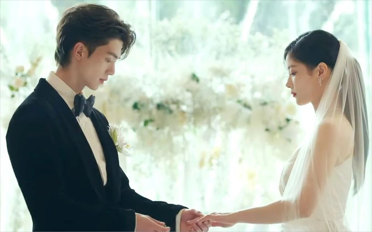 Kim Yoo Jung & Song Kang Bikin Pose Hati Couple di Baca Naskah 'My Demon'