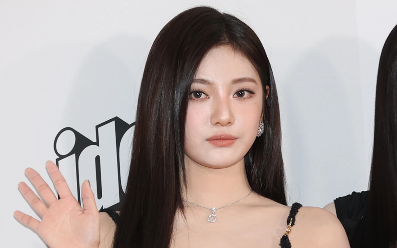 Misterius, Ningning aespa Bak Pantang Senyum Kala Melenggang ke Dinner Versace