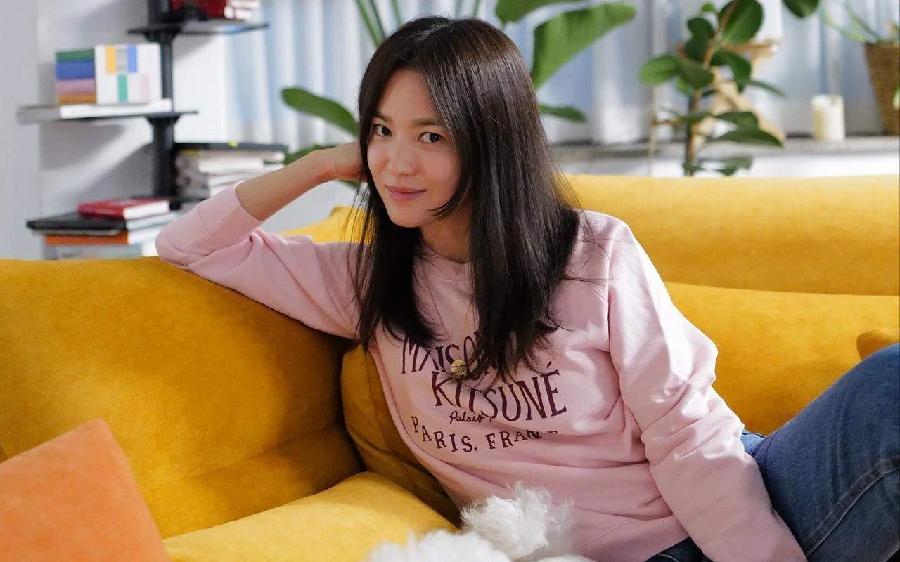 Song Hye Kyo Belikan Sweter Couple Saat Kumpul Bareng Bestie
