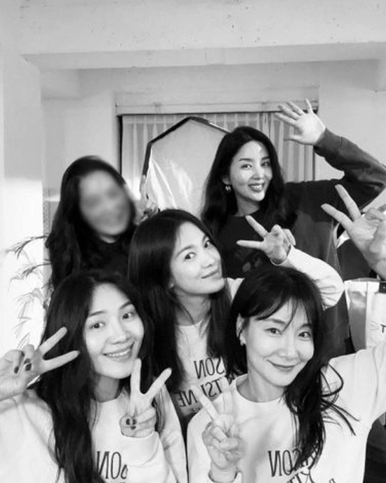 Song Hye Kyo Belikan Sweter Couple Saat Kumpul Bareng Bestie