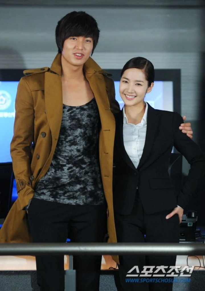 Пак ми ен и ли мин хо. Дорама городской охотник пак мин ён. Ли джун-хо и пак мин-ён. Пак мин-ён и ли мин хо. Ли мин хо и пак мин ëн.