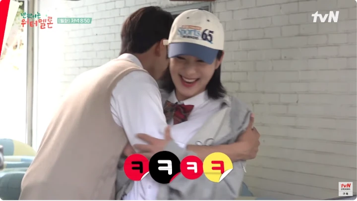 Ryeoun Peluk Seol In A Gegara Dialog Salah Terus di Lokasi \'Twinkling Watermelon\'