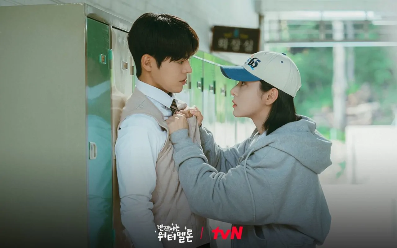 Ryeoun & Seol In A Bingung Cari Posisi Enak Buat Syuting Ciuman 'Twinkling Watermelon'