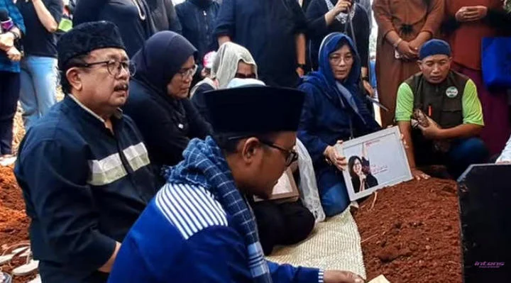 Prosesi Pemakaman Shena Malsiana