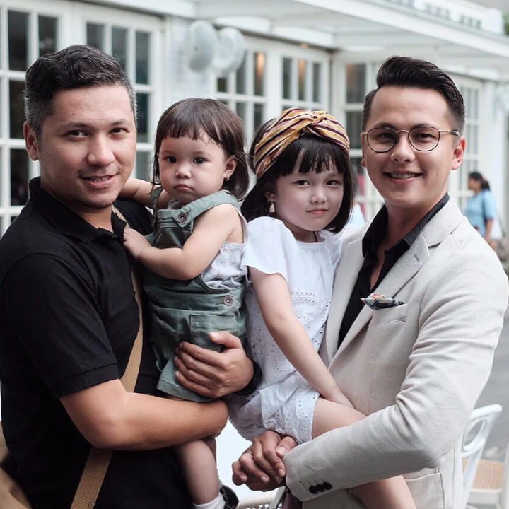 Duo Papa Muda Adu Ganteng