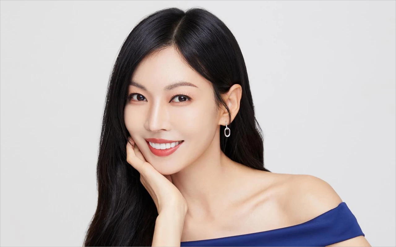 Kim So Yeon Buat Kimchi Bareng Wakil Menteri Keuangan Korsel, Intip Momen Akrabnya