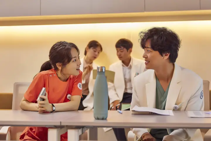 Park Bo Young Dipuji Bak Sinterklas di Lokasi Syuting \'Daily Dose of Sunshine\'