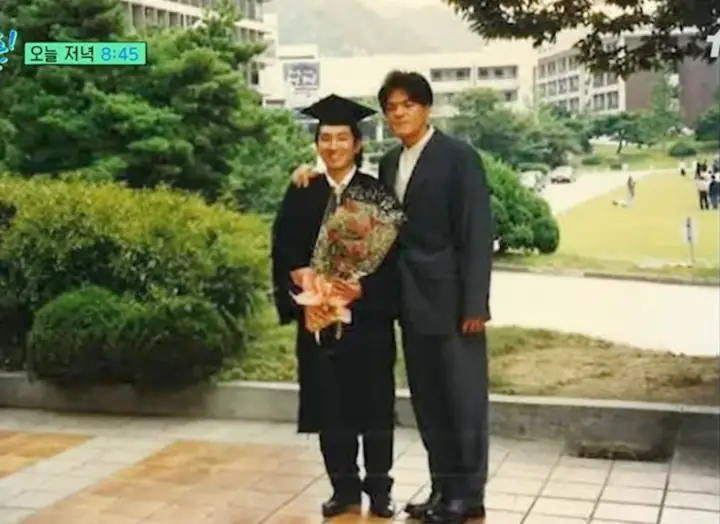 Datangi Wisuda Bang Si Hyuk Saat Lulus Dari SNU, Park Jin Young Akui Benci