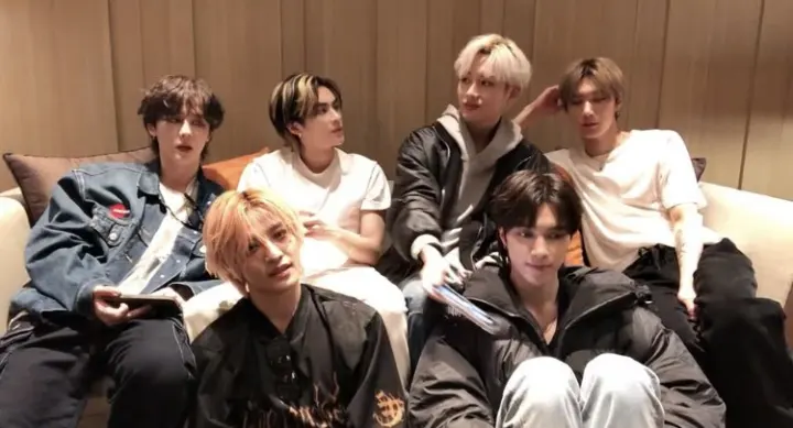 WayV melakukan Weibo Live