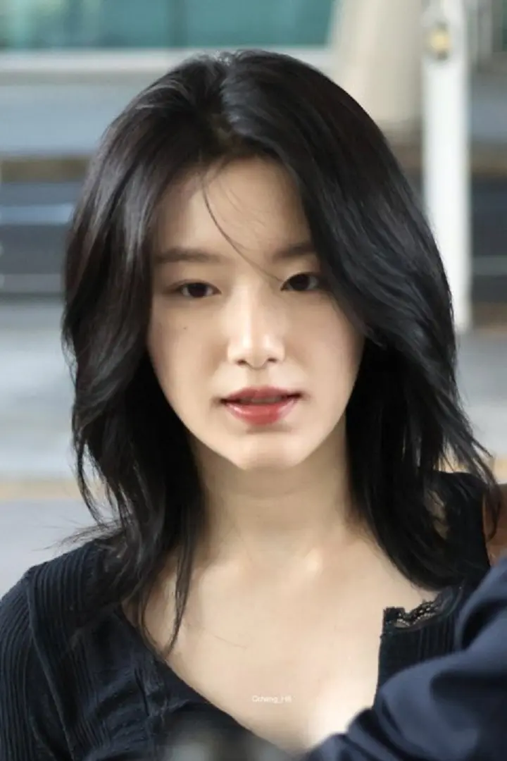 bak-nation-s-first-love-7-potret-shuhua-g-i-dle-dengan-rambut-pendek