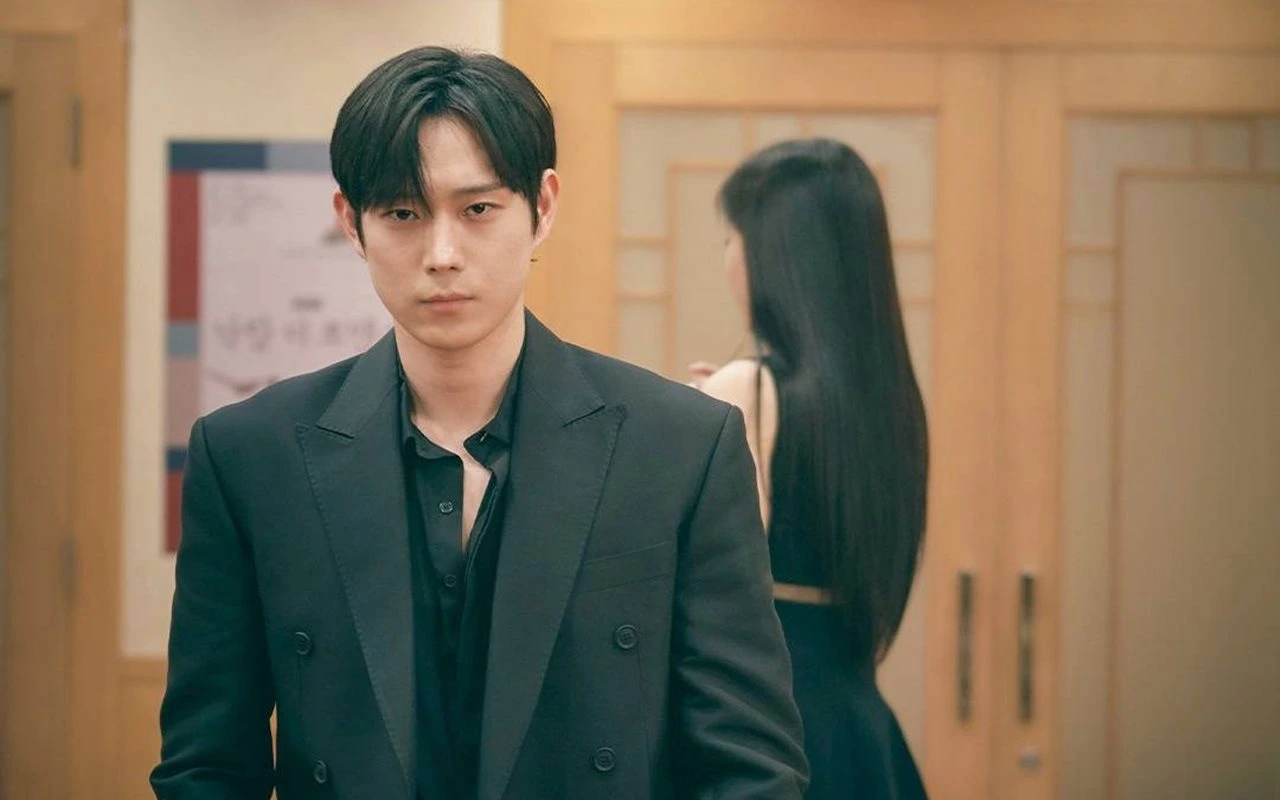 'Moon in the Day' Episode 1 Recap: Kim Young Dae Meninggal dan Bangkit Kembali