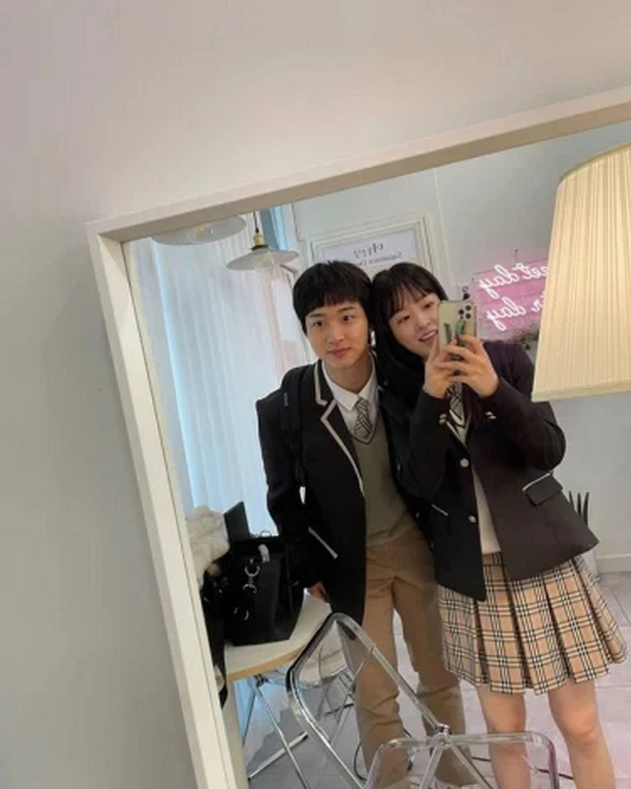 Park Bo Young dan Jang Dong Yoon Adu Visual Awet Muda di \'Daily Dose of Sunshine\'