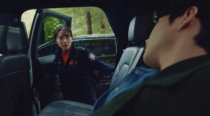\'Moon in the Day\' Episode 3 Recap: Pyo Ye Jin Pasrah Jadi Bodyguard Kim Young Dae