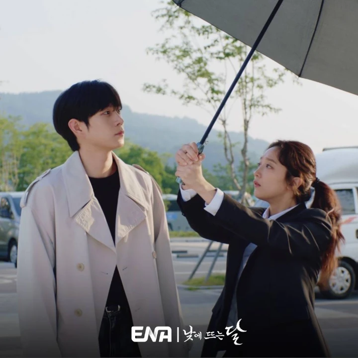 \'Moon in the Day\' Episode 3 Recap: Pyo Ye Jin Pasrah Jadi Bodyguard Kim Young Dae