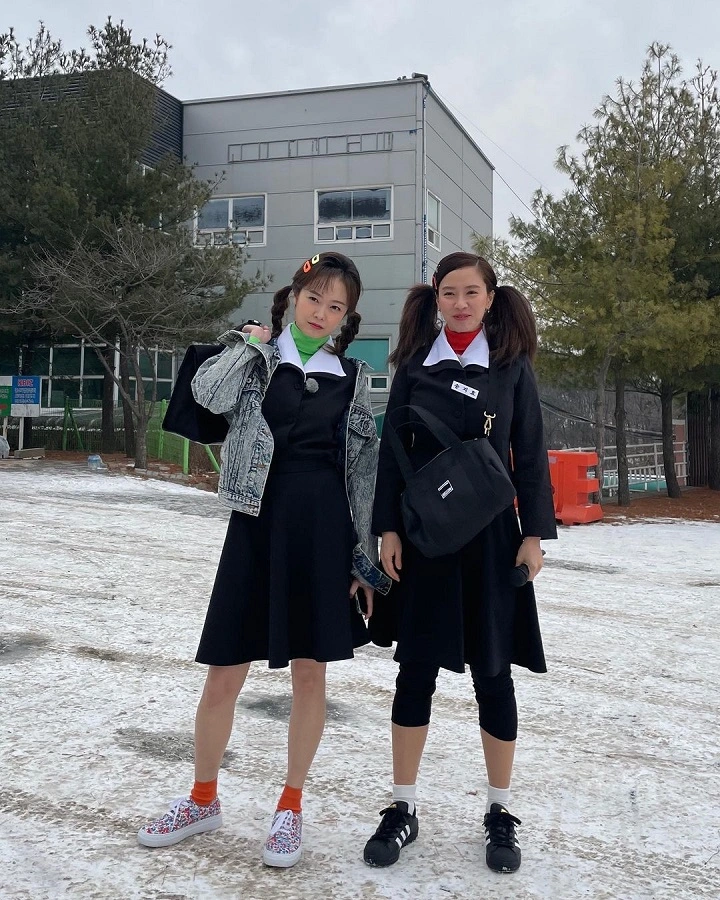 Ji Hyo dan So Min Kenakan Kostum Nyeleneh