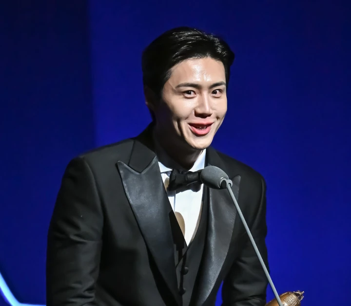 Grand Bell Awards 2023: Kim Seon Ho Buat Kesalahan Saat Pidato Kemenangan