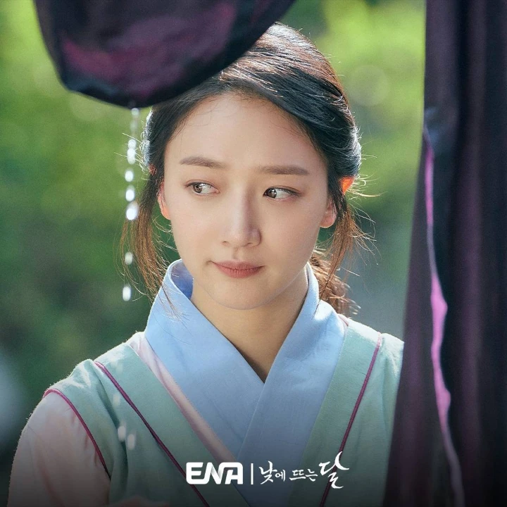 \'Moon in the Day\' Episode 5 Recap: Jung Sin Hye Ngamuk Lihat Kim Young Dae-Pyo Ye Jin Tinggal Seatap