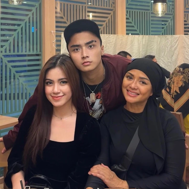 Kenakan Outfit Warna Sama