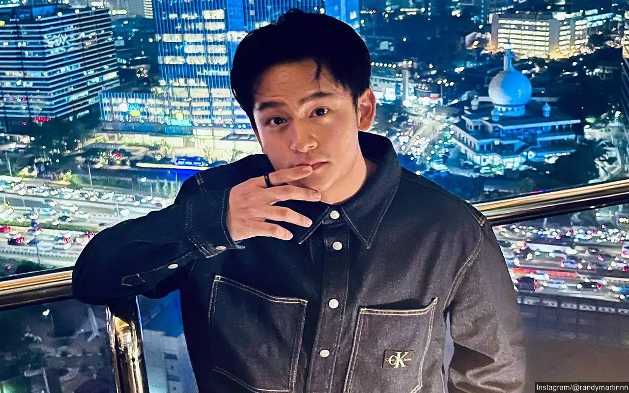 Randy Martin Dibanjiri Pujian Usai Tepati Janji Jadi Sarjana