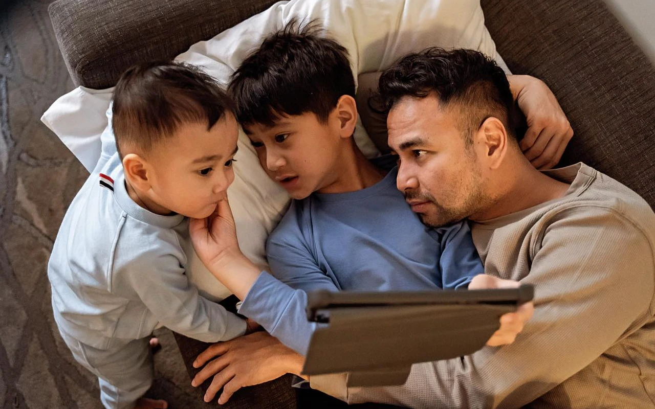 Raffi Ahmad Pamer Momen Rafathar Turun Tangan Bujuk Rayyanza ke Dokter